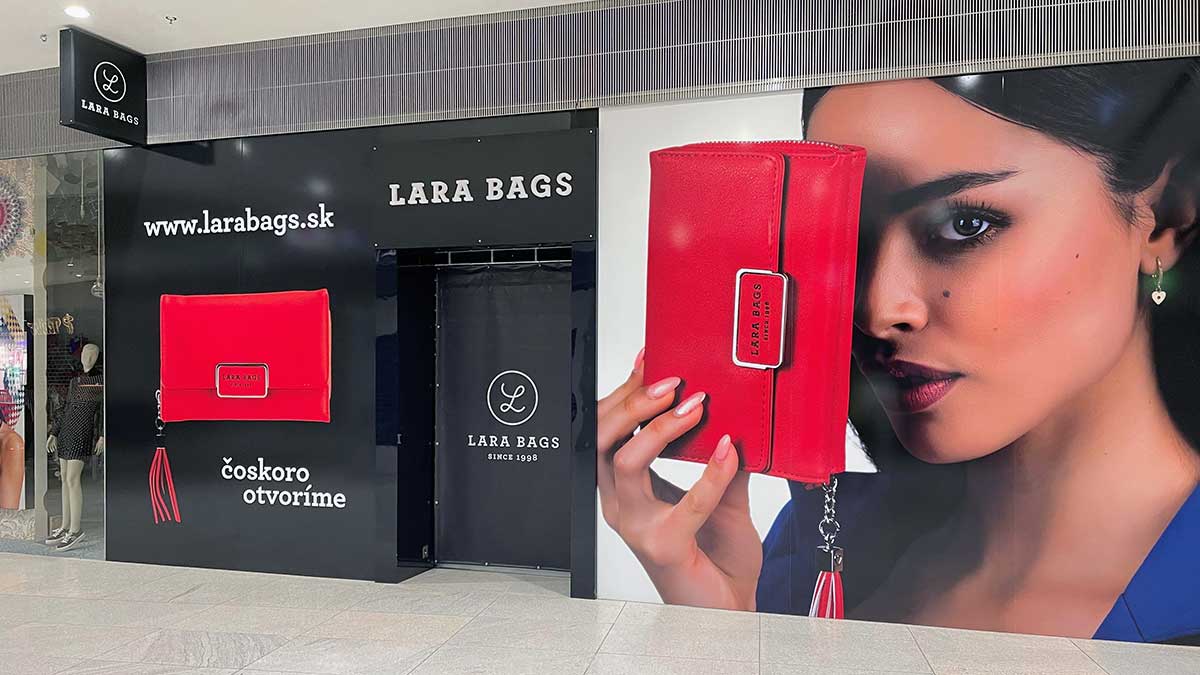 Reklamný pole výkladu predajne Lara Bags