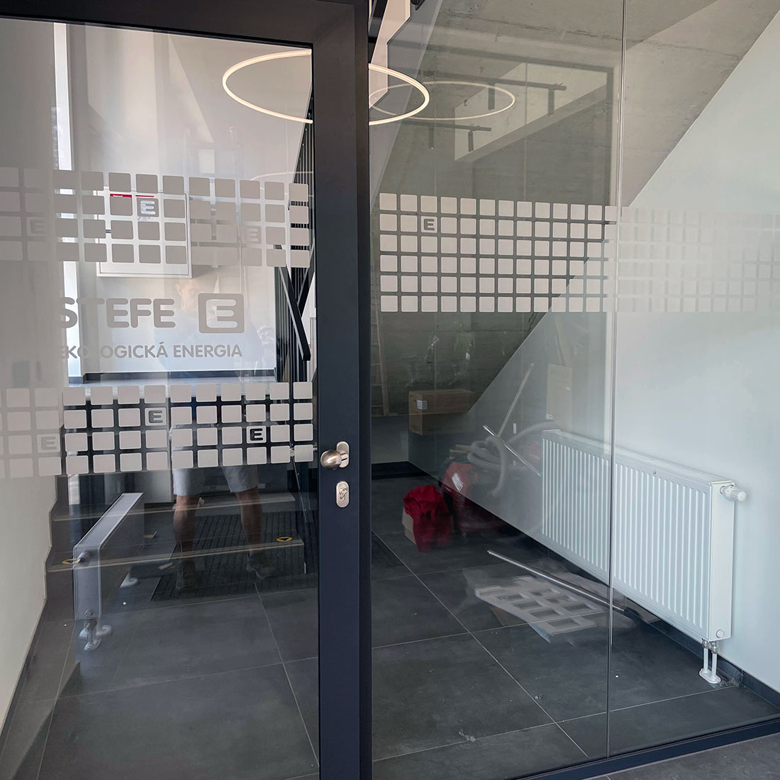 Piesková, mliečna fólia na vstupných dverách