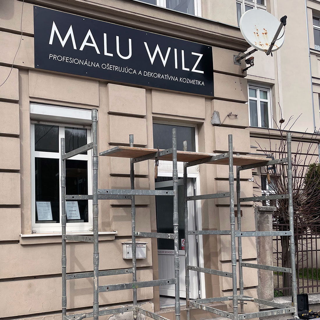 Reklamná tabuľa na predajni