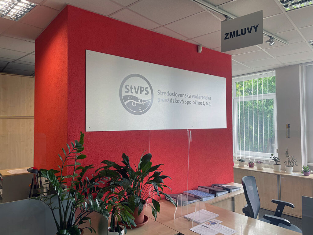 Ukážka reklamnej tabule v interiéri