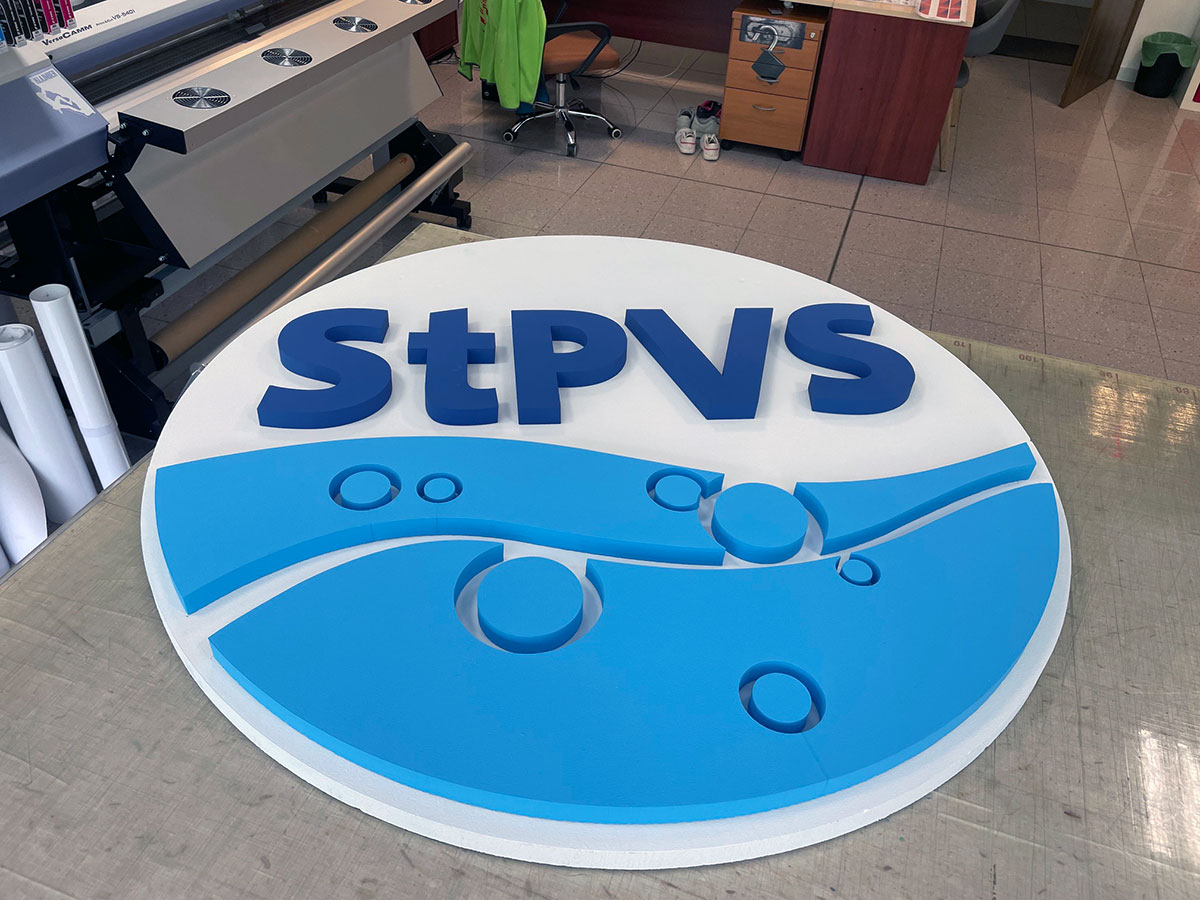 3D logo pred montážou