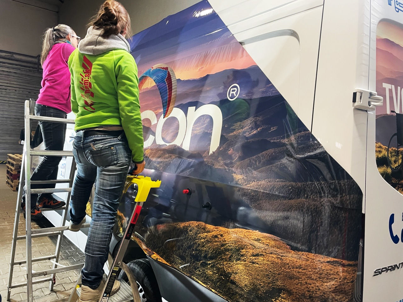 Aplikácia reklamného polepu