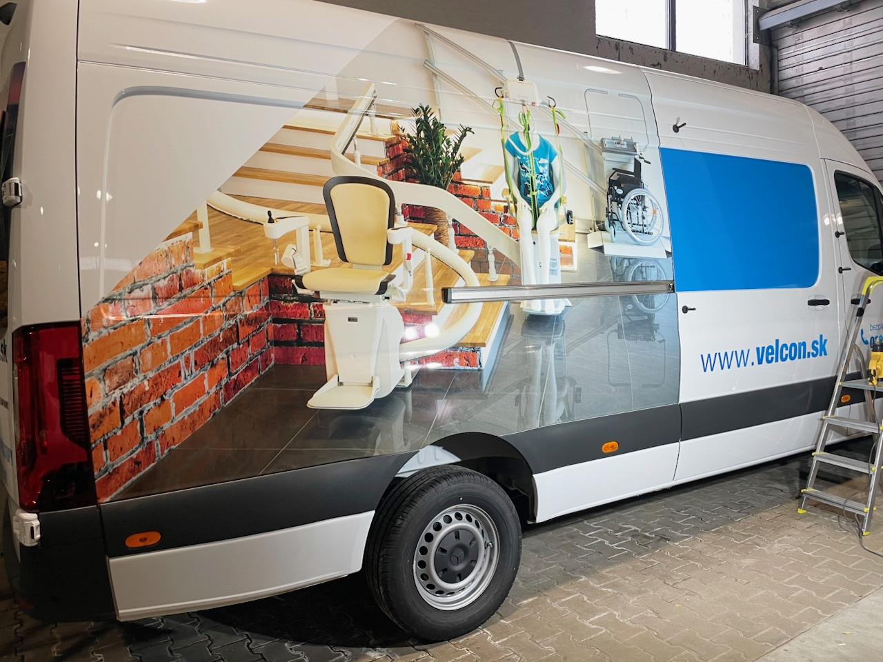 Dokončený reklamný polep